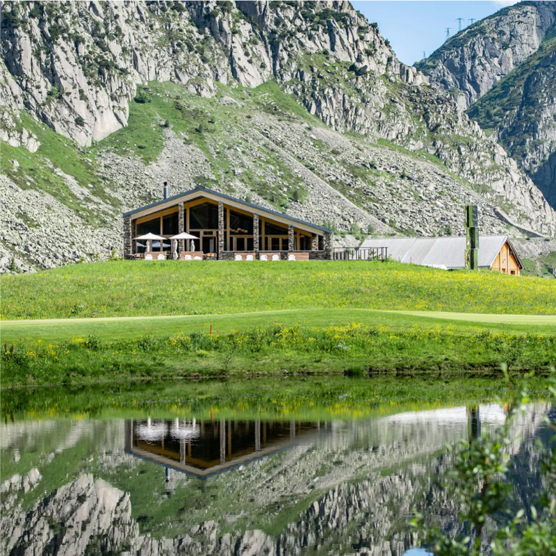 GreenClub-Golf-Andermatt-Swiss-Alps-Golf-Course_CLubhaus_Sommer_2018_ASA_Valentin_Luthiger-jouer au golf en suisse